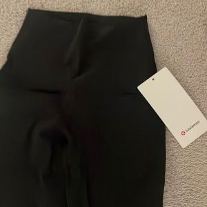 Lululemon black womens leggings size 2. NWT. Wunder Under SHR tight 28”